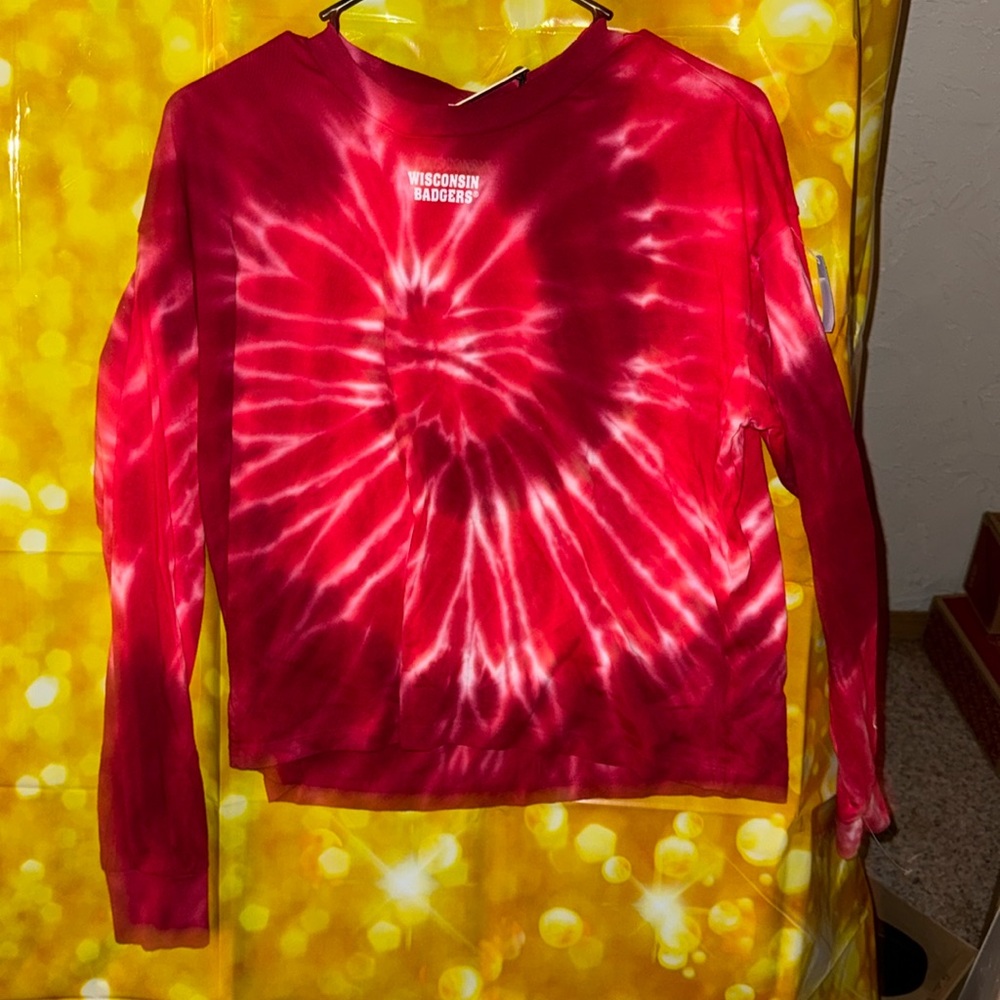 -Genuine-COLLEGE-Product- Wisconsin Badgers tie die shirt